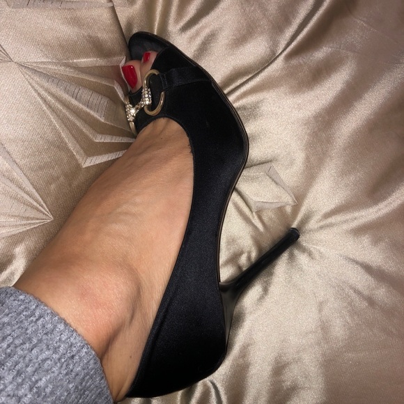 GUCCI CRYSTAL HORSEBIT SATIN PEEP TOE HEELS 39 - Picture 2 of 6